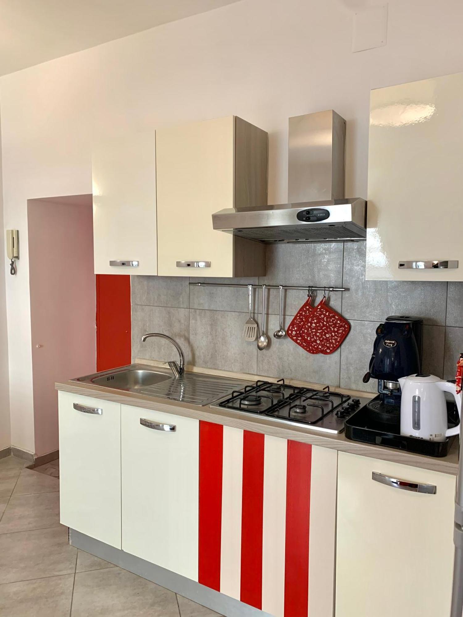 Casa Giulia, Nuovo Appartamento In Centro! Неаполь Экстерьер фото