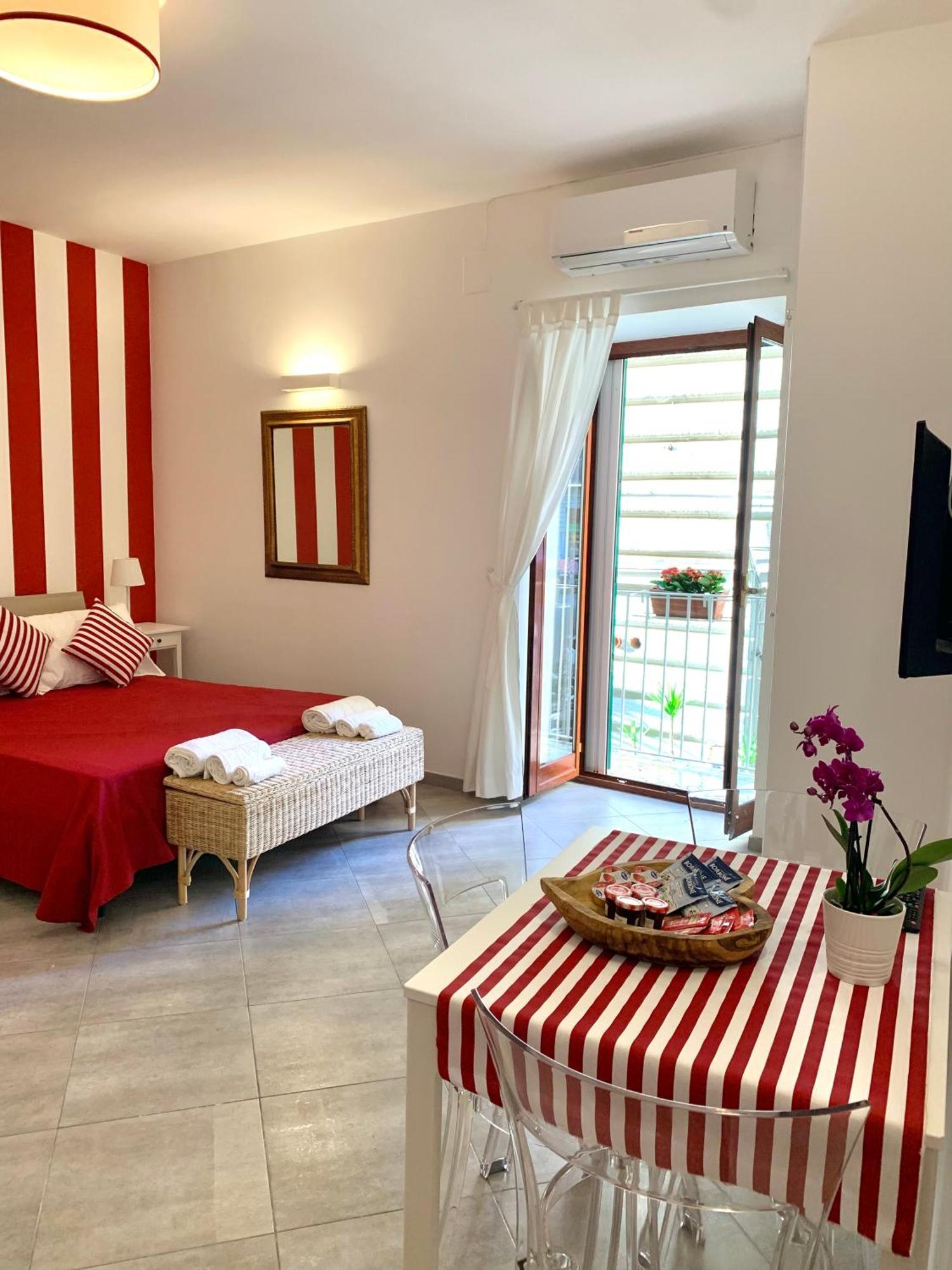 Casa Giulia, Nuovo Appartamento In Centro! Неаполь Экстерьер фото